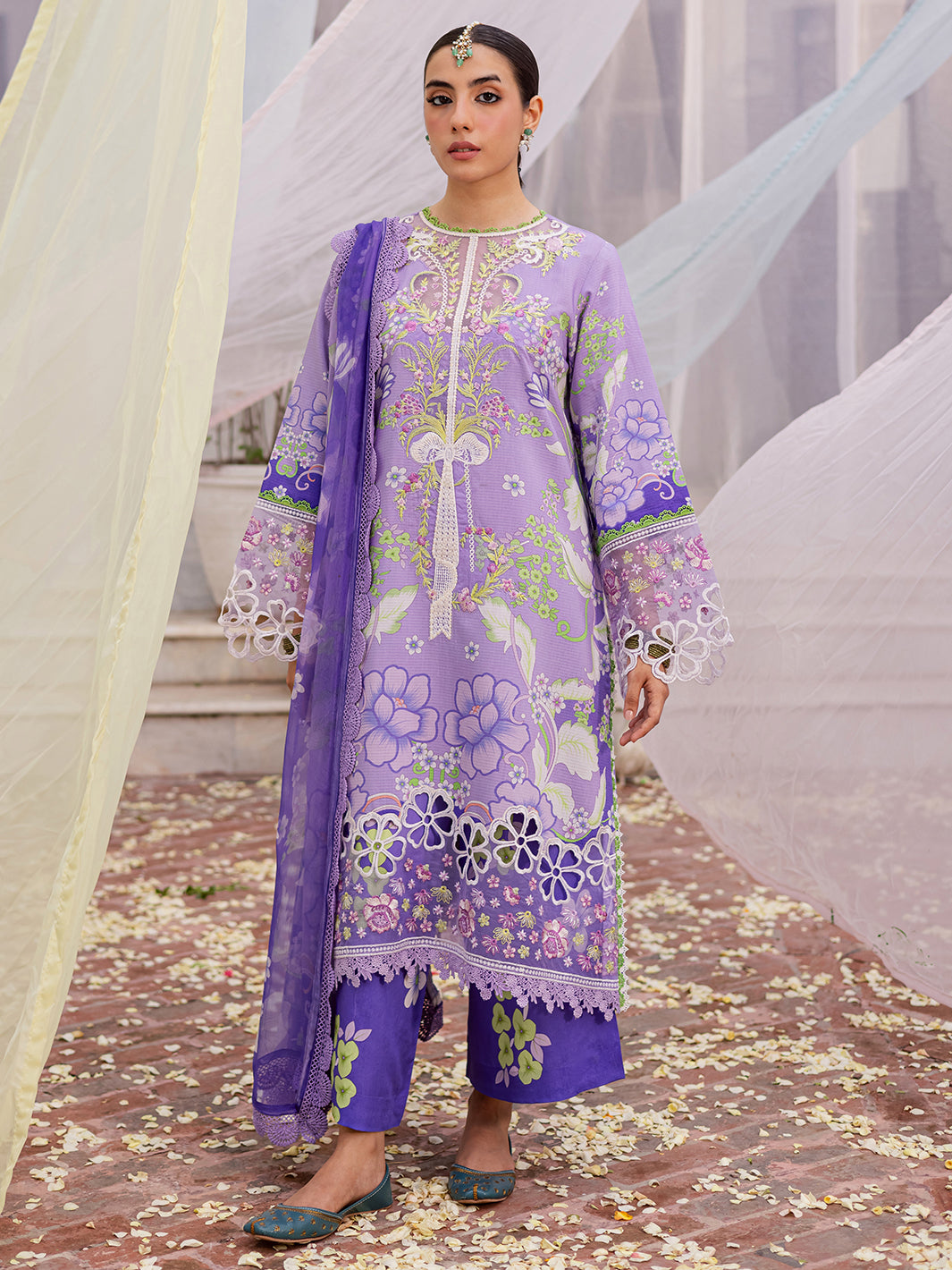 MAHNUR-GULZAR-WINTER-G-07