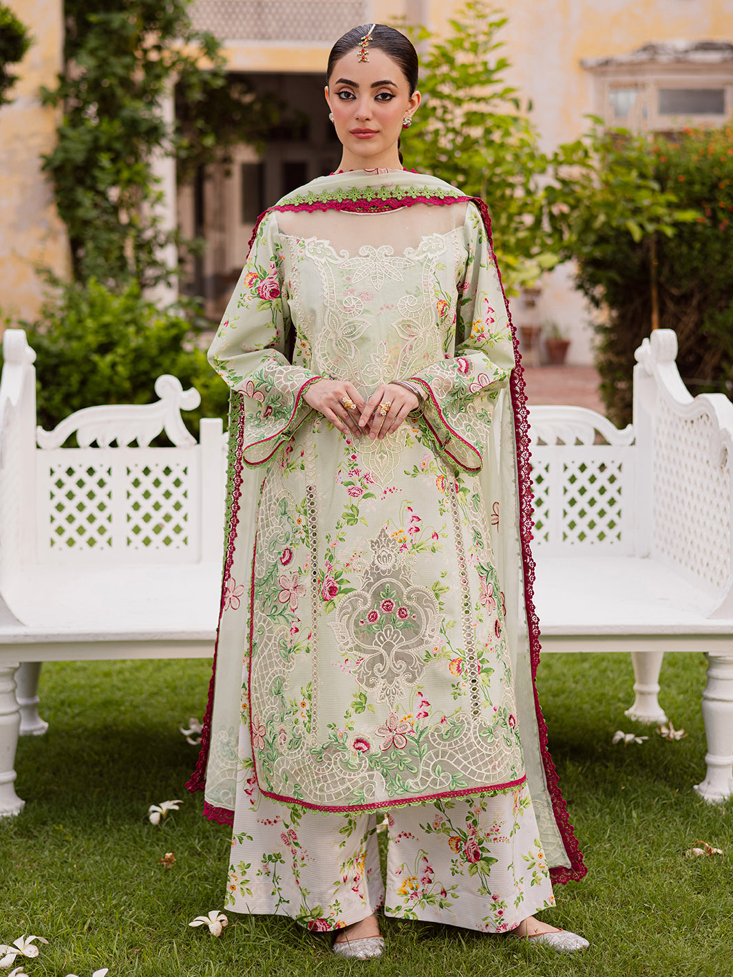 MAHNUR-GULZAR-WINTER-G-09 Main image