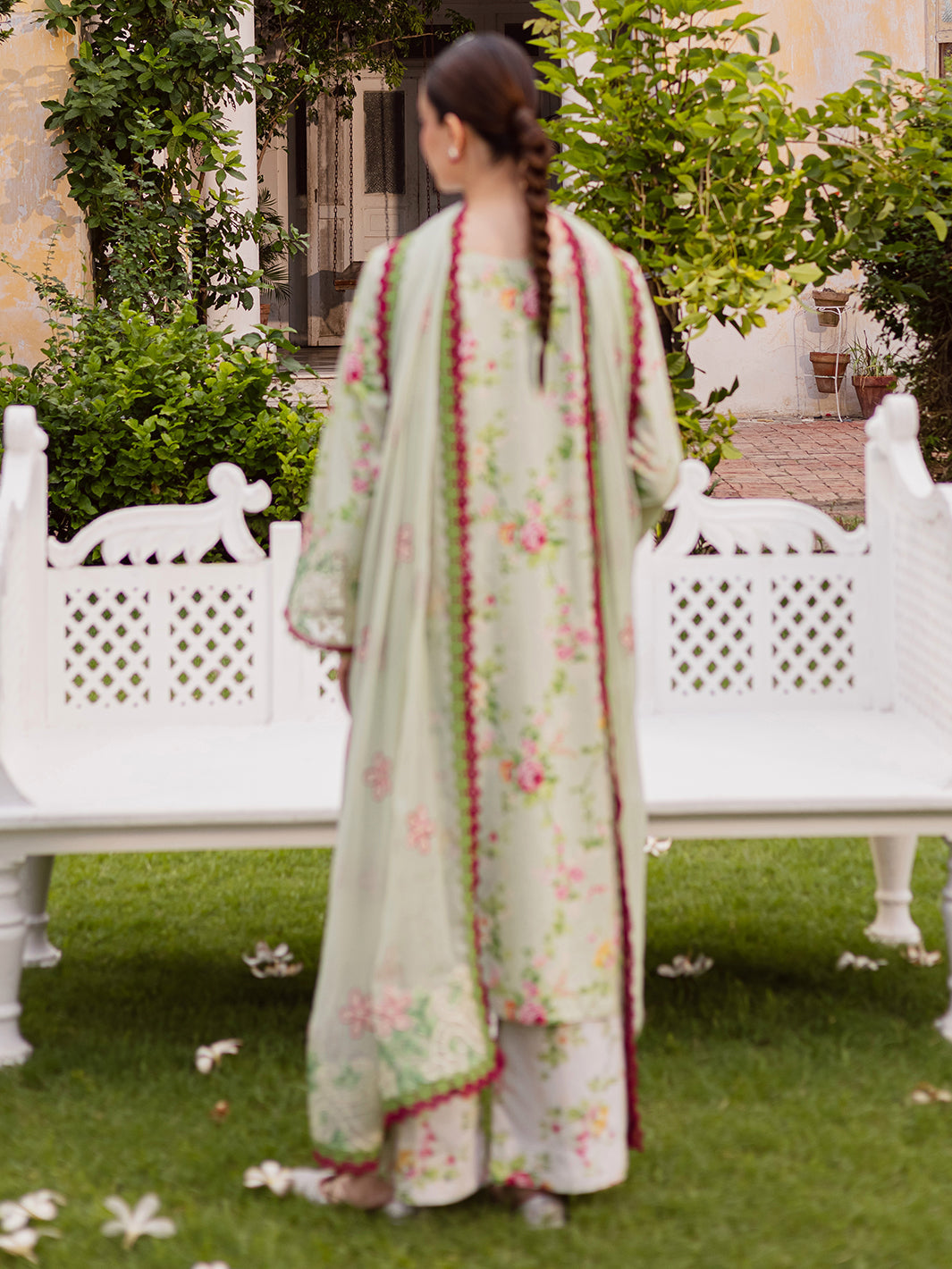 MAHNUR-GULZAR-WINTER-G-09